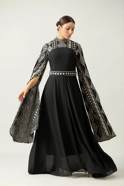 Opera Black long-sleeved jalabiya with a pattern on the chest and sleeves