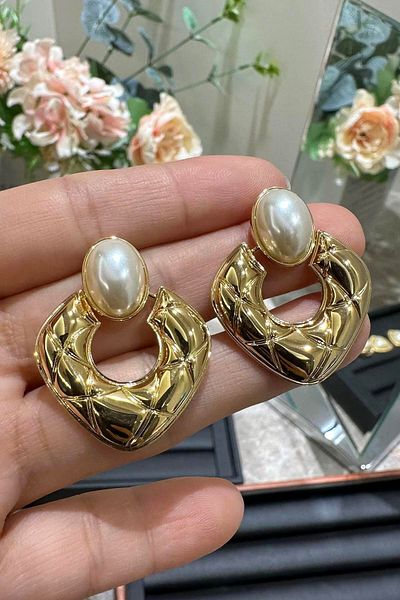 TAKIŞTIR حلق مزين باللؤلؤ باللون الذهبي (زوج)