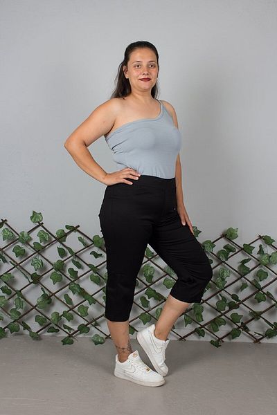 Truva XXL Plus Size Black Denim Capri Pants – Comfortable and Stylish Design