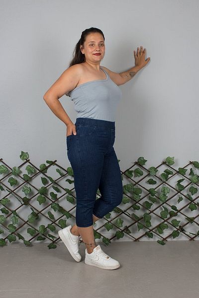 Truva XXL Plus Size Navy Blue Denim Capri Pants – Comfortable and Stylish Design