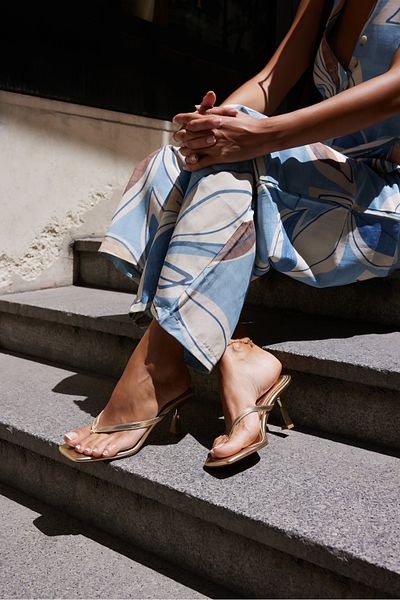 ANGELİNA JONES MIST FEMEII GOLD GOLD DETALII FLIP FLOPS TUCĂ