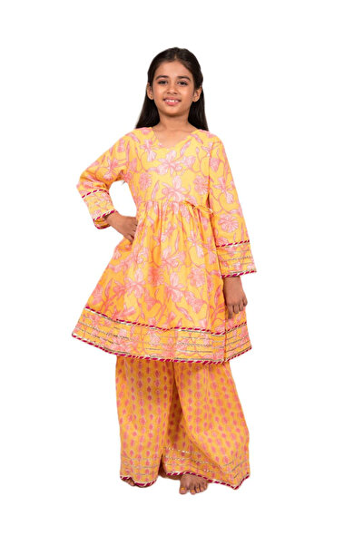 Maithili By Styli طقم كورتا وبنطال مزين بطبعة على شكل حرف V