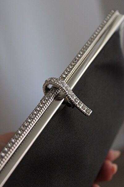 mossi Kadın Siyah Saten Metal Çerçeveli Kenarı Taş Detaylı Zincirli Abiye Clutch Çanta