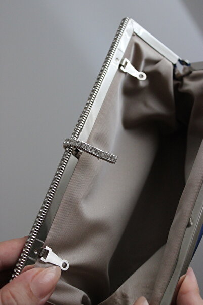 mossi Kadın Siyah Saten Metal Çerçeveli Kenarı Taş Detaylı Zincirli Abiye Clutch Çanta