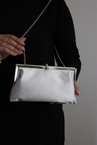mossi Kadın Gümüş Saten Metal Çerçeveli Kenarı Taş Detaylı Zincirli Abiye Clutch Çanta