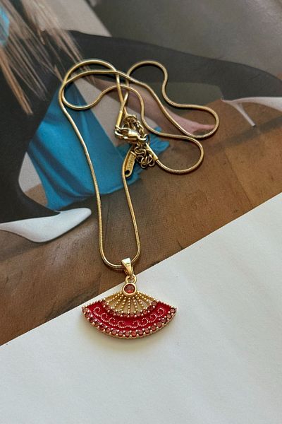 Trendy Butik قلادة مروحة من المينا الحمراء الفولاذية
