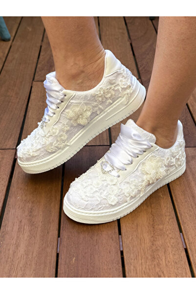 Stilo Gelinlık Ayakkabısı Düz Taban Beyaz Saten Zarif Dantel ve Parıltılı Aplikelerle Eşsiz Tasarım