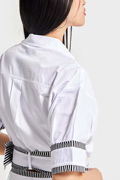 its basic Cămașă din țesătură crop top cu nasturi în față, cu centură oversize de culoare albă