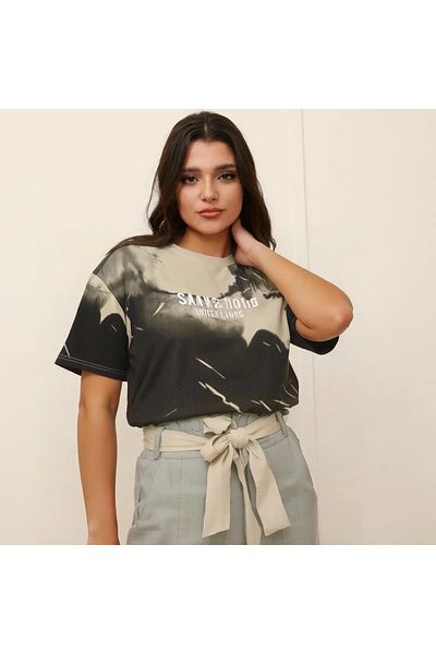 ALANAQA Unisex oversized T-shirt with modern fashion design, comfortable and loose