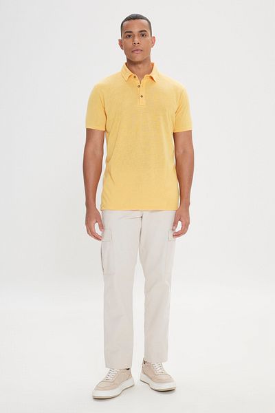 AC&Co / Altınyıldız Classics Dunkelgelbes Slim-Fit-T-Shirt für Herren mit schmalem Schnitt und Polo-Ausschnitt, schlichtes Freizeit-T-Shirt