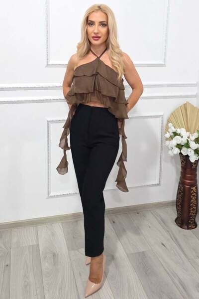 FashionForYou Κομψό ασύμμετρο τοπ Yuna, με oversized βολάν που τυλίγονται γύρω από το σώμα, καφέ