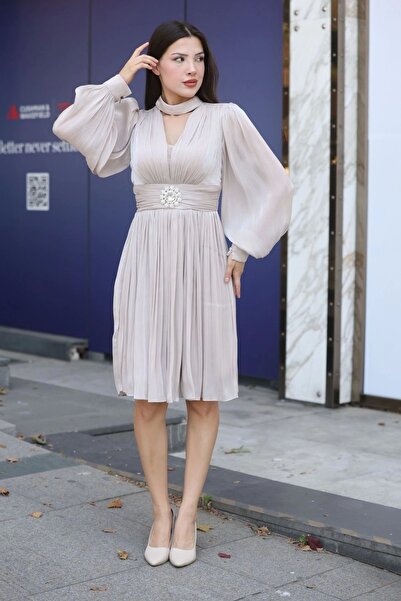 lodmela Aksesuar Detaylı Diz Boyu Abiye Elbise 2352-Bej