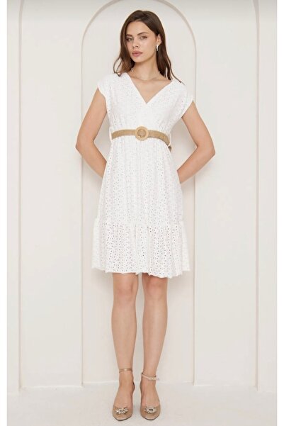 MODA Εκρού πλεκτό φόρεμα με ζώνη και κεντημένο σχέδιο μέχρι το γόνατο