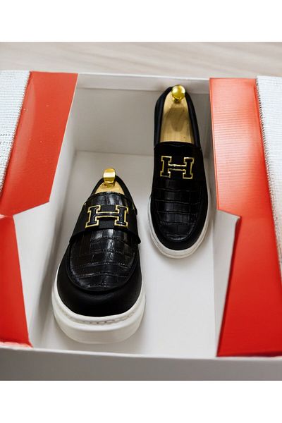 EXCLUSIVE STYLE HÉRITAGE - Black eco-leather loafers with white sole and crocodile texture