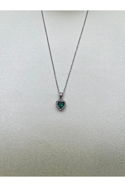 focusbella قلادة من الفولاذ المقاوم للصدأ باللون الفضي والزمرد الأخضر