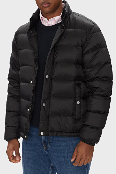 Tommy Jeans معطف بشعار مبطن وياقة واقفة بقصة عادية للرجال DM0DM21937 BDS
