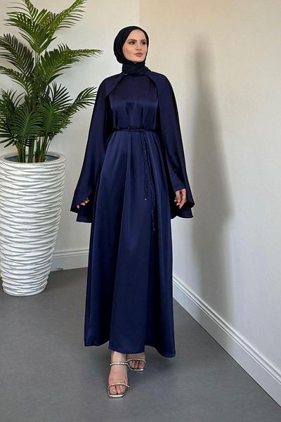 MERVEN AKYÜZ Βραδινό φόρεμα Elior Cape Satin Navy Blue