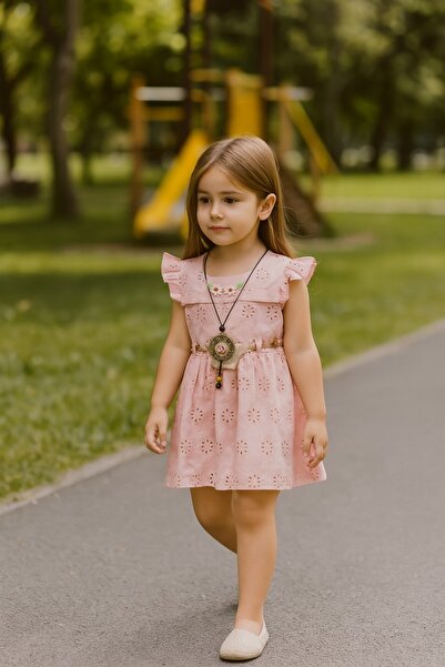 Butik Κοριτσίστικο φόρεμα με κρεμαστό κόσμημα | Ροζ φόρεμα με σχέδιο λουλουδι...