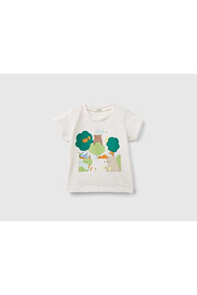 United Colors of Benetton تي شيرت أطفال من القطن العضوي مطبوع عليه صورة للأطف...