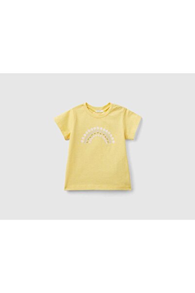 United Colors of Benetton تي شيرت أطفال بأكمام قصيرة ومكشكش مع طباعة أمامية و...