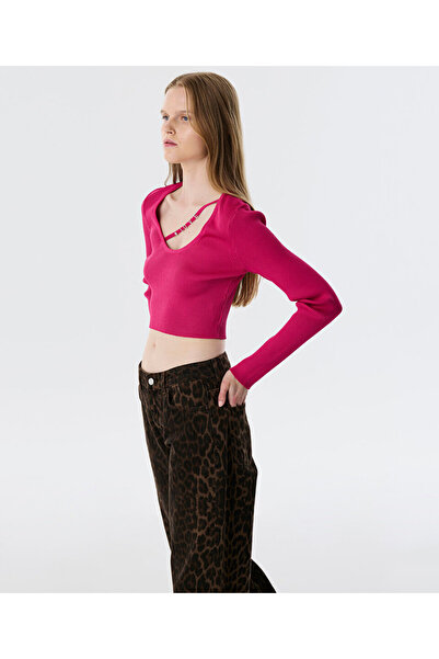Twist Crop Knitwear with Metal Accessories