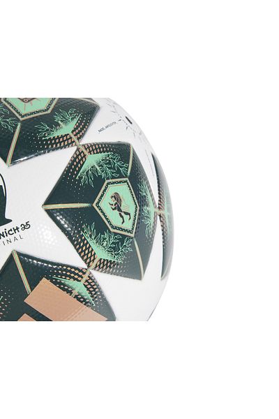adidas كرة قدم أصلية من دوري أبطال أوروبا UCL لكرة القدم على سجادة ملعب عشب طبيعي