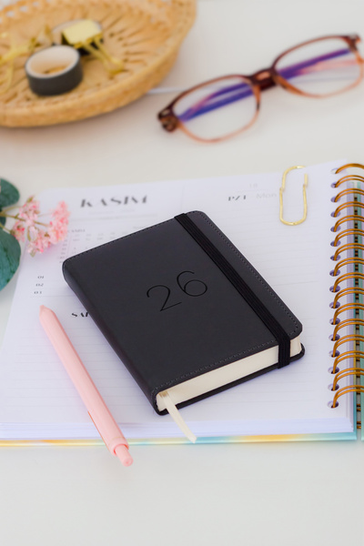 Matt Notebook 2026 Yılı Lastikli Günlük Cep Ajandası 12 Aylık Siyah