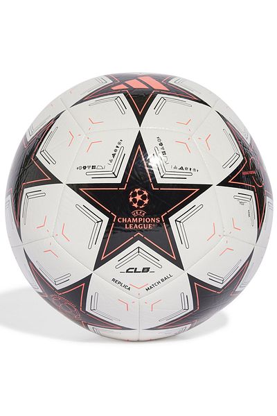 adidas كرة قدم أصلية من دوري أبطال أوروبا UCL لكرة القدم على سجادة ملعب عشب طبيعي