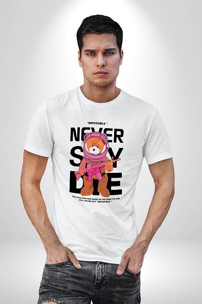 Angemiel تي شيرت مطبوع من الأمام للرجال والنساء باللون الأبيض من Never Say Impossible Bear and Astronaut