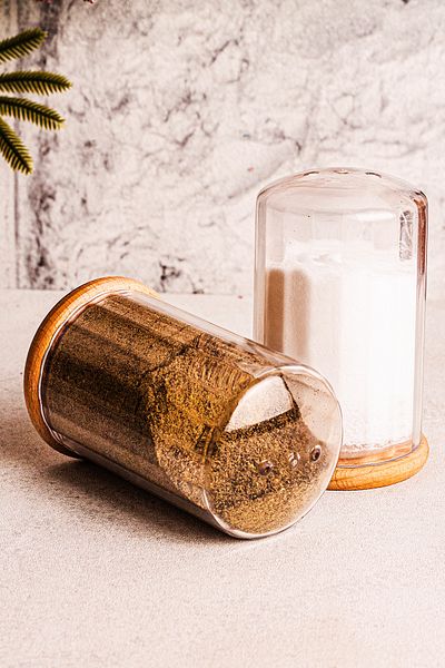 Snippy Salty - مجموعة من 2 وعاء ملح بلاستيكي بغطاء خشبي مفرغ