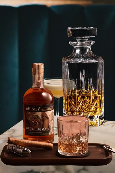 MADAME LUDA Chivas 7 Piece Whisky-Vodka-Wine-Glass Flask (Karaf) Set. (6 Whisky Glasses+Caraf)