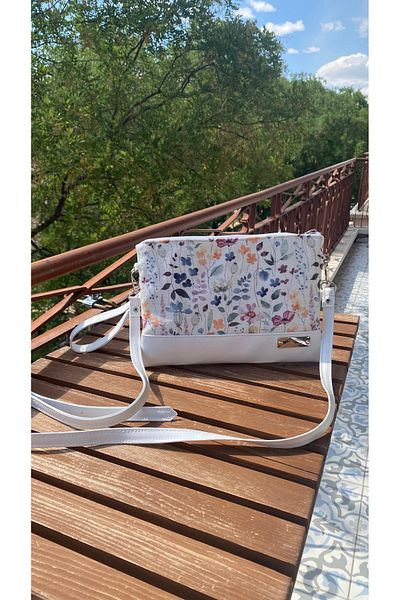 TALKING DREAMS Medium Clutch with White Flowers