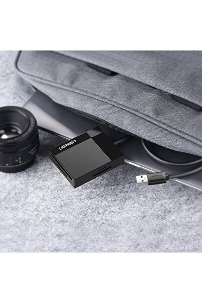 Ugreen Cititor de carduri de memorie SD / micro SD / CF / MS mufă USB 3.0 - negru