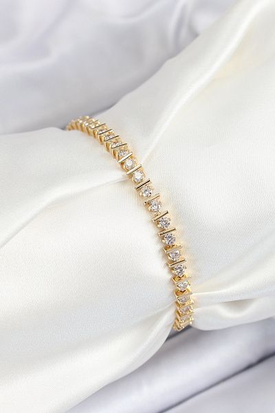 Clariss سوار نسائي من سلسلة النحاس موديل Zircon Stone ذهبي اللون من سلسلة VIP