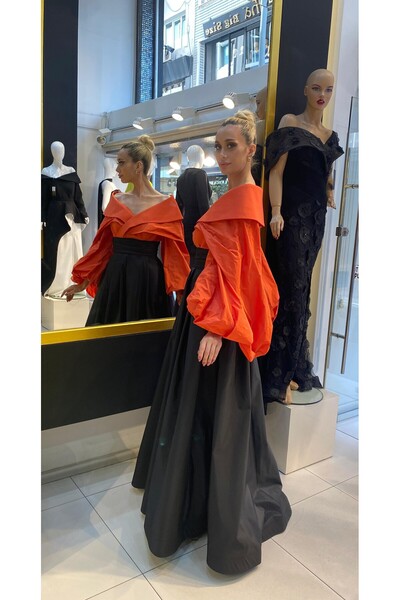 Helin V-Yaka Straplez Üst ve Yüksek Yırtmaçlı Siyah Etek Abiye Elbise