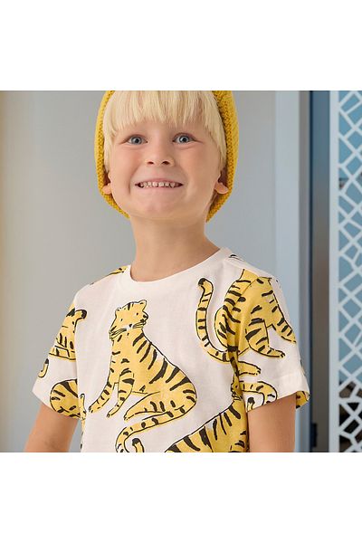 Juniors All-Over Tiger Print T-shirt with Crew Neck and Short Sleeves