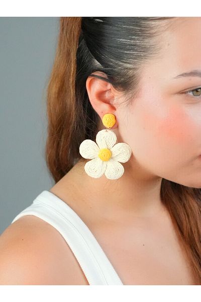 Sumen Butik White Hanging Daisy Motif Summer Earrings