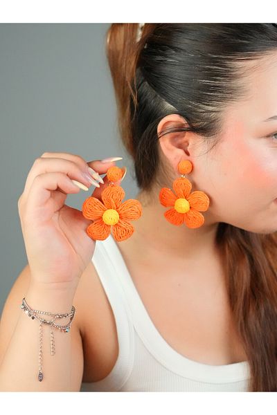 Sumen Butik White Hanging Daisy Motif Summer Earrings