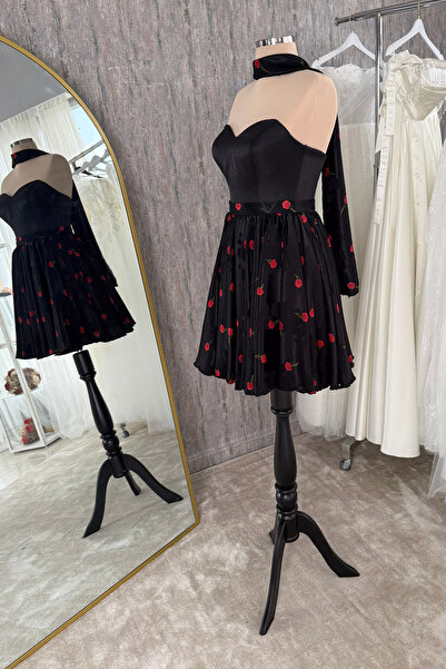 Lenta Moda Siyah Desenli Boyun Aksesuarlı Mini Elbise