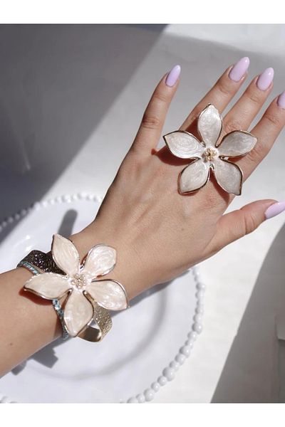 Reorah Collection White Floral Grace Ring and Bracelet Set