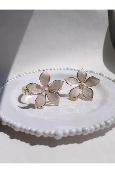 Reorah Collection White Floral Grace Ring and Bracelet Set