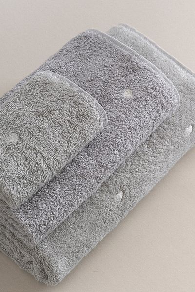 Nazik Home Кърпа за лице Amore с бродирано сърце (50 X 90 см)