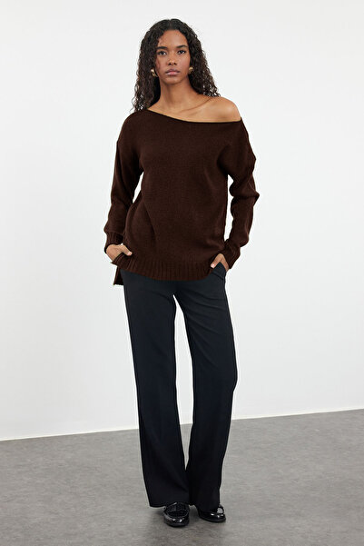 Trendyol Collection Brauner Basic-Strickpullover aus Wolle mit U-Boot-Ausschnitt TWOAW25KZ00010