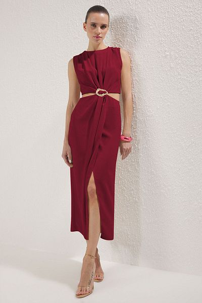 Trendyol Collection Rochie maxi din crepon țesut, cu decolteu în formă de A, cu talie în jos și detaliu de accesorii TWOSS25EL00017