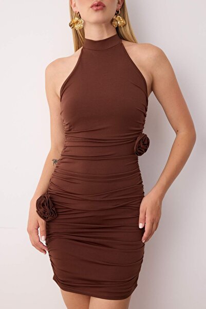 Trendyol Collection Hnědé tělo-sedící květinové pletené krátké elegantní večerní šaty noční šaty TPRSS24EL00112