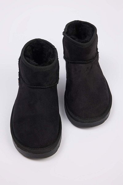 TRENDYOL SHOES Μαύρες γούνινες γυναικείες μπότες με στρογγυλή μύτη με επίπεδη τακούνι TAKAW26BO00001