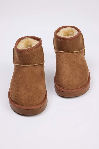 TRENDYOL SHOES Γυναικείες μπότες με στρογγυλό δάχτυλο με επίπεδη φόρμα με τακούνι με μαύρισμα γούνα