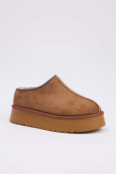 TRENDYOL SHOES Γυναικεία μποτάκια με λεπτομέρεια Tan Embroidery με χοντρή σόλα με γούνα εσωτερικά TAKAW26BO00003