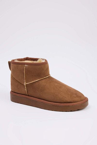 TRENDYOL SHOES Γυναικείες μπότες με στρογγυλό δάχτυλο με επίπεδη φόρμα με τακούνι με μαύρισμα γούνα