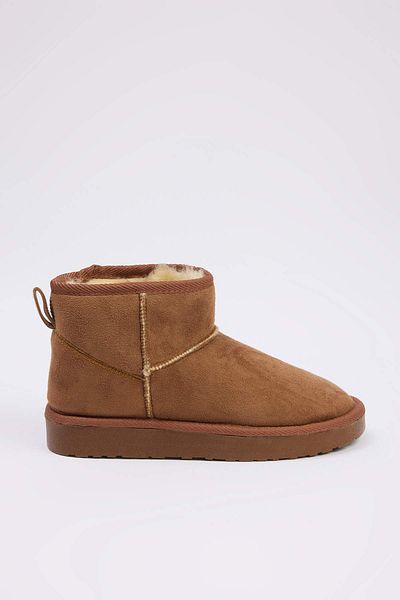 TRENDYOL SHOES Γυναικείες μπότες με επίστρωμα μαύρισμα, στρογγυλά δάχτυλα με επίπεδη τακούνι TAKAW26BO00001